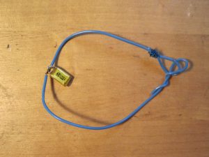 Armband aus Kabel, Anhänger aus Kondensator